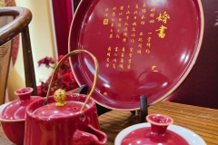 Peralatan-teh-tradisional-cina-yang-mempunyai-tulisan-kaligrafi-cina-berwarna-emas